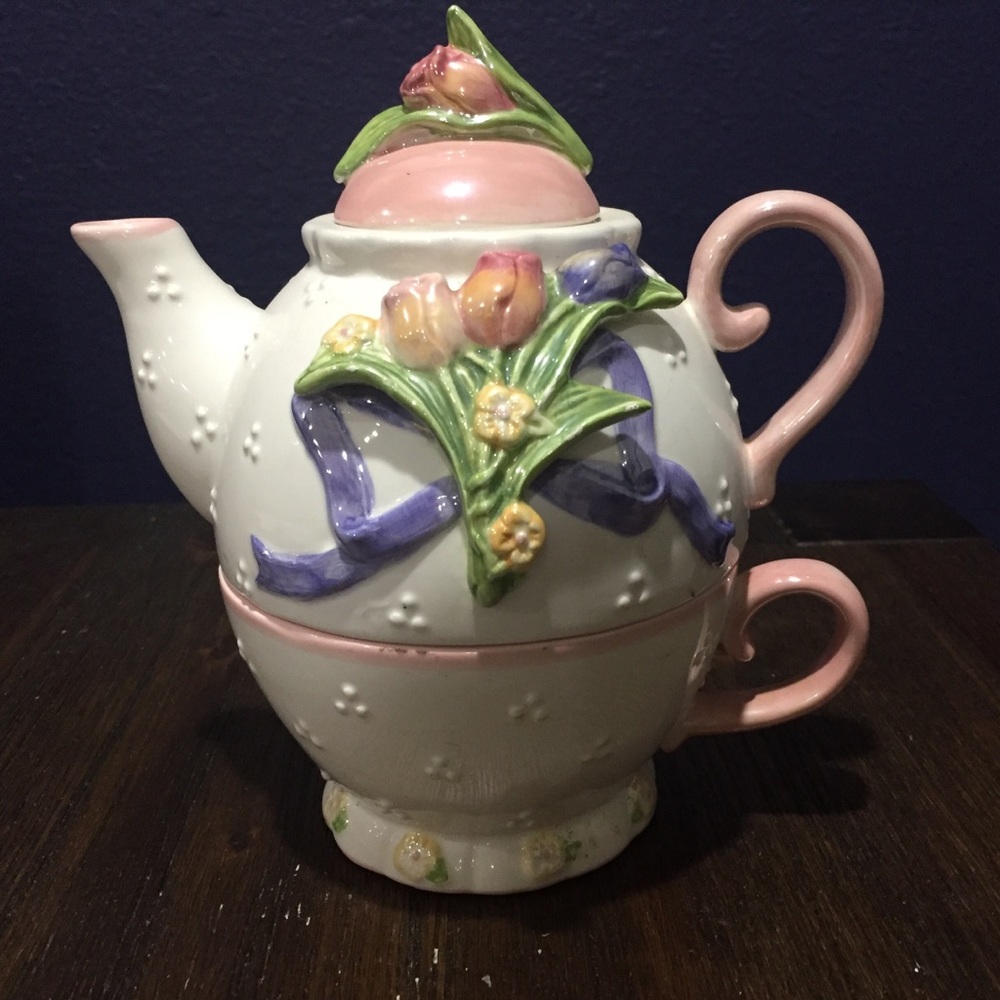 Bella Casa teapot and cup